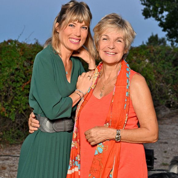 Mélanie Page et Véronique Jannot durant la 2ème soirée de la seconde édition des Théâtrales d'Eze avec Mélanie Page dans la pièce "Je m'appelle Georges" à l'oppidum du Col d'Eze, le 3 août 2024.
A travers des pièces, des mises en scènes, des auteurs, des artistes, les Théâtrales d’Eze ont pour ambition de célébrer les talents du monde du théâtre du 2 au 6 août 2024 avec comme parrain d'honneur l'homme de théâtre, F. Huster et pour cette seconde édition V. Jannot comme marraine. Le public, attendu sur l'espace en plein air de l'oppidum du Col d'Eze, pourra voir ou revoir 5 pièces "PapaSSS", "Je m'appelle Georges", "Stand Alone", "En ce temps-là, l'Amour" et "Chers Parents" avec P. Belmondo, C. Vadim, M. Page, G. Baquet, S. Paréja, P. Lellouche, D. Brécourt, F. Tirmont, B. Alane et bien d'autres... D. Brécourt, le directeur artistique du Festival, n'a pas choisi Eze par hasard, il entretient un lien particulier avec cette municipalité depuis plus de 30 ans. Sa fille ainée, Manon, y habite, et son grand père n'est autre que l'immense acteur comique Francis Blanche, qui a vécu à Eze et qui maintenant repose dans le cimetière municipale. D. Brécourt a eu comme compagne à 18 ans, D. Blanche, la fille du comique. Ce festival voulu par le maire S. Cherki, est aussi une façon de rendre hommage à F. Blanche, qui fut l’âme comique du village. © Bruno Bebert / Bestimage