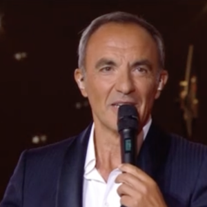 Nikos a confirmé avec humour : « Il y a eu une rumeur… Eh bien non, elle n’était pas sur le plateau ».

Extrait du lancement de la "Star Academy" sur TF1