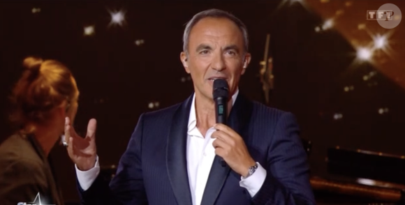 Nikos a confirmé avec humour : « Il y a eu une rumeur… Eh bien non, elle n’était pas sur le plateau ».

Extrait du lancement de la "Star Academy" sur TF1