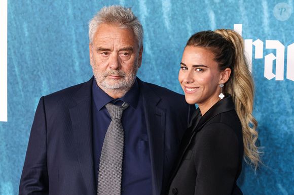 Luc Besson, Sarah Saldmann au photocall de la première du film Dracula au TCL Chinese Theatre IMAX à Hollywood, Los Angeles, Californie, États-Unis, le 3 février 2026. © RALL/Backgrid USA/Bestimage