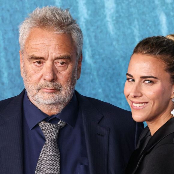 Luc Besson, Sarah Saldmann au photocall de la première du film Dracula au TCL Chinese Theatre IMAX à Hollywood, Los Angeles, Californie, États-Unis, le 3 février 2026. © RALL/Backgrid USA/Bestimage