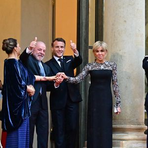 Le président du Brésil Luiz Inácio Lula da Silva, Rosângela da Silva, la première dame du Brésil, le président Emmanuel Macron et sa femme Brigitte Macron - Arrivées des personnalités au dîner d’État en l’honneur du président brésilien et de sa femme au palais présidentiel de l’Élysée à Paris le 5 juin 2025.

© Christian Liewig / Bestimage