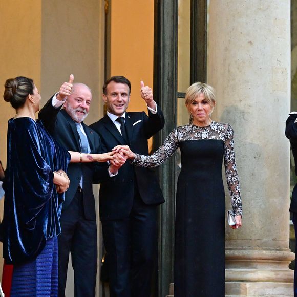Le président du Brésil Luiz Inácio Lula da Silva, Rosângela da Silva, la première dame du Brésil, le président Emmanuel Macron et sa femme Brigitte Macron - Arrivées des personnalités au dîner d’État en l’honneur du président brésilien et de sa femme au palais présidentiel de l’Élysée à Paris le 5 juin 2025.

© Christian Liewig / Bestimage
