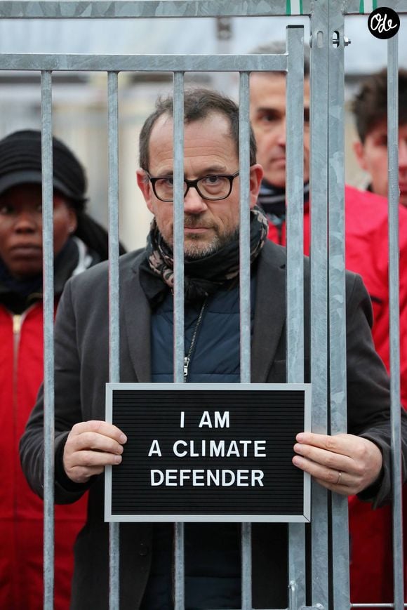 Thomas Legrand - Afin de protester contre l'emprisonnement de 28 militants de Greenpeace en Russie, l'association écologiste s'est donnée rendez-vous au Palais Royal pour manifester en faveur des détenus. De nombreuses personnalités du monde artistique et politique sont venus soutenir le mouvement. Paris, le 15 Novembre 2013.
Crédit : DOMINIQUE JACOVIDES / BESTIMAGE