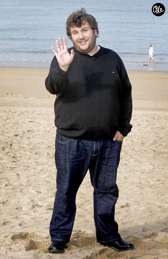 Laurent Ournac, membre du casting du film « Ma vie n'est pas une comédie romantique », pose pour les photographes lors du Festival international du film de Saint-Jean-de-Luz, à Saint-Jean-de-Luz, en France, le 12 octobre 2007. Photo de Patrick Bernard/ABACAPRESS.COM