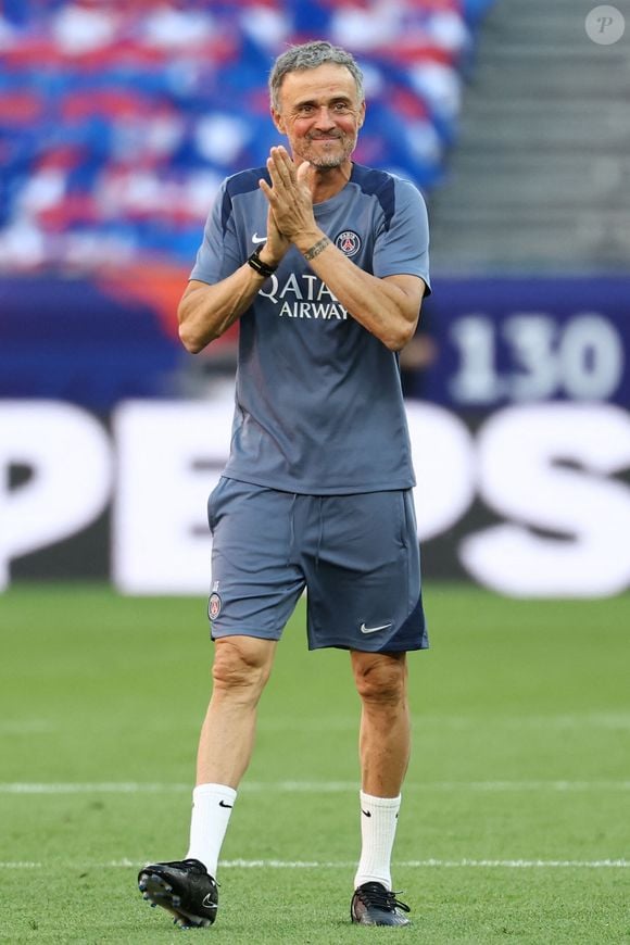 Luis Enrique, entraîneur du PSG, fait un geste lors de la séance d'entraînement avant le match de football de la finale de la Ligue des Champions 2025/2026 entre le Paris Saint Germain et Arsenal FC au stade Puskas Arena à Budapest (Hongrie), le 29 mai 2026. Inside/PsnewZ/Bestimage