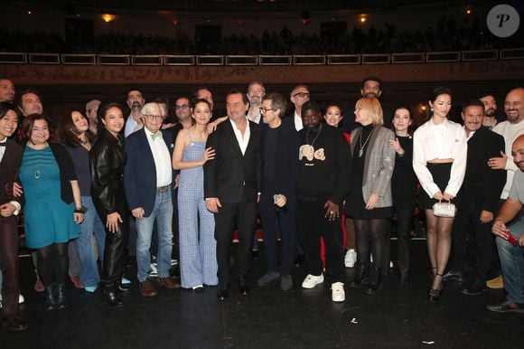 Exclusif - Prix Spécial - Leanna Chea (habillée en Barbara Bui), Philippe Canet (le père de Guillaume), Marion Cotillard, Gilles Lellouche, Guillaume Canet, Issa Doumbia, Linh-Dan Pham, Sylvie Goscinny, Anne Uderzo, Julie Chen (habillée en Miu Miu), José Garcia et Jérôme Commandeur - Première du film Astérix et Obélix "L'Empire du Milieu" au cinéma Le Grand Rex à Paris le 15 janvier 2023. © Bertrand Rindoff / Bestimage
