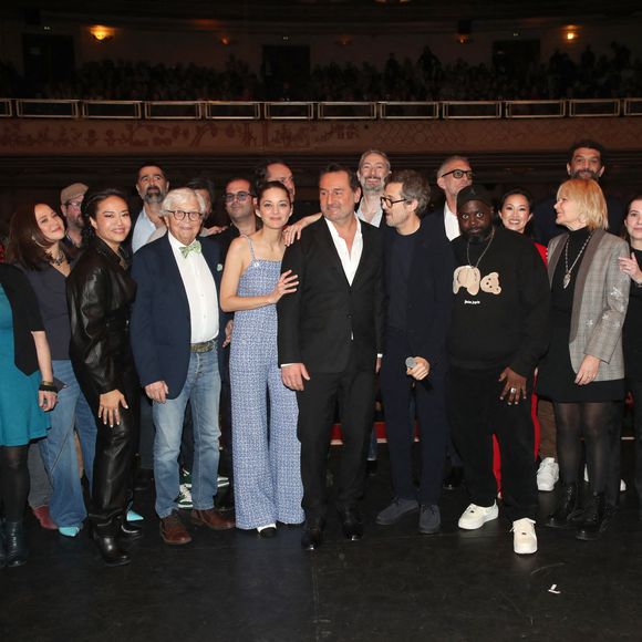 Exclusif - Prix Spécial - Leanna Chea (habillée en Barbara Bui), Philippe Canet (le père de Guillaume), Marion Cotillard, Gilles Lellouche, Guillaume Canet, Issa Doumbia, Linh-Dan Pham, Sylvie Goscinny, Anne Uderzo, Julie Chen (habillée en Miu Miu), José Garcia et Jérôme Commandeur - Première du film Astérix et Obélix "L'Empire du Milieu" au cinéma Le Grand Rex à Paris le 15 janvier 2023. © Bertrand Rindoff / Bestimage