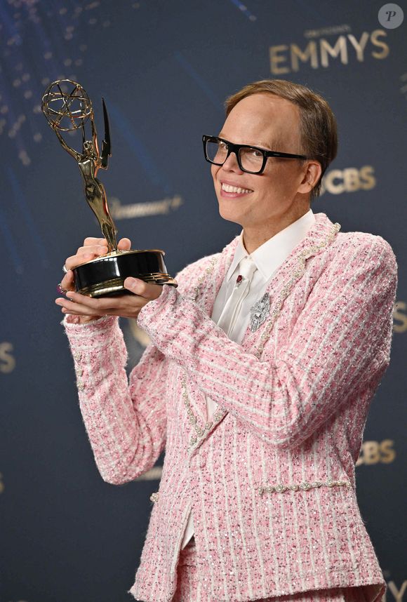 Jeff Hiller tient l'Emmy du meilleur second rôle dans une série comique pour 'Somebody Somewhere', dans les coulisses de la 77e cérémonie annuelle des Primetime Emmy Awards au Peacock Theater à Los Angeles, le dimanche 14 septembre 2025. Photo par Chris Chew/UPI/ABACAPRESS.COM.