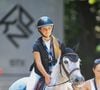 Cette escapade sans enjeu particulier est une pause agréable pour Giulia Sarkozy et sa jument, qui ont participé au Longines Paris Eiffel Jumping pour la troisième année consécutive sous l’œil attentif de ses parents.

Giulia Sarkozy sur Valentine Du Delta au Prix Kids Cup Decathlon de la 12ème édition Longines Paris Eiffel Jumping au pied de la Tour Eiffel sur le Champ-de-Mars à Paris, France, le 20 juin 2026. © Perusseau-Veeren/Bestimage