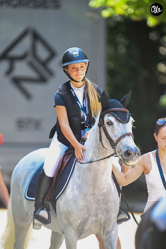 Cette escapade sans enjeu particulier est une pause agréable pour Giulia Sarkozy et sa jument, qui ont participé au Longines Paris Eiffel Jumping pour la troisième année consécutive sous l’œil attentif de ses parents.

Giulia Sarkozy sur Valentine Du Delta au Prix Kids Cup Decathlon de la 12ème édition Longines Paris Eiffel Jumping au pied de la Tour Eiffel sur le Champ-de-Mars à Paris, France, le 20 juin 2026. © Perusseau-Veeren/Bestimage