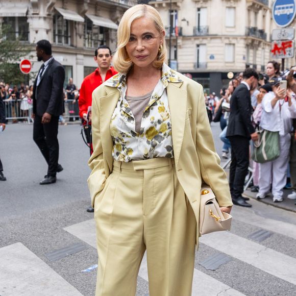Emmanuelle Béart assiste au défilé AMI dans le cadre de la semaine de la mode masculine printemps 2026 à Paris, le 25 juin 2025 à Paris, France. Photo de Nasser Berzane/ABACAPRESS.COM