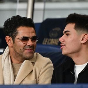 Jamel Debbouze et son fils Léon - Célébrités dans les tribunes du match de Ligue 1 McDonald's entre le Paris Saint Germain (PSG) et l'Olympique de Marseille (OM) (5-0) au parc des Princes à Paris. © Christian Liewig/Bestimage