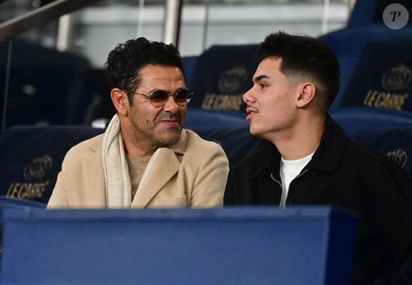 Jamel Debbouze et son fils Léon - Célébrités dans les tribunes du match de Ligue 1 McDonald's entre le Paris Saint Germain (PSG) et l'Olympique de Marseille (OM) (5-0) au parc des Princes à Paris. © Christian Liewig/Bestimage
