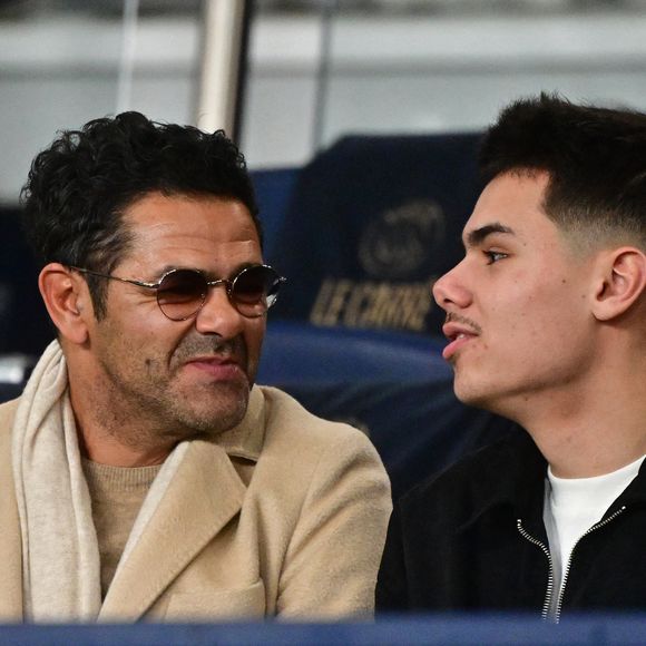 Jamel Debbouze et son fils Léon - Célébrités dans les tribunes du match de Ligue 1 McDonald's entre le Paris Saint Germain (PSG) et l'Olympique de Marseille (OM) (5-0) au parc des Princes à Paris. © Christian Liewig/Bestimage