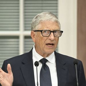 Bill Gates a fait fortune dans l'informatique en co-fondant l'entreprise Microsoft

Bill Gates reçoit le prix Rathenau dans l'atrium de la Deutsche Bank à Berlin, le 23 juin 2025. 
© PsnewZ / Bestimage