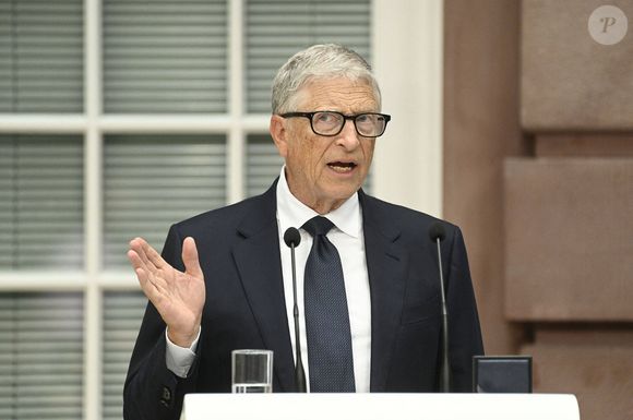 Bill Gates a fait fortune dans l'informatique en co-fondant l'entreprise Microsoft

Bill Gates reçoit le prix Rathenau dans l'atrium de la Deutsche Bank à Berlin, le 23 juin 2025. 
© PsnewZ / Bestimage