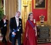 Ce geste spontané a fait sourire les internautes, certains y voyant un écho aux espiègleries bien connues de son fils, le prince Louis. 

Le prince William, prince de Galles (à gauche), et Catherine, princesse de Galles, assistent à un banquet d’État donné en l’honneur du président français au château de Windsor, à l’ouest de Londres, le 8 juillet 2025, lors du premier jour de la visite d’État de trois jours au Royaume-Uni.
— Le président français Emmanuel Macron a entamé sa visite d’État au Royaume-Uni le 8 juillet, une visite de trois jours durant laquelle il s’est exprimé devant le Parlement et a tenté de raviver une relation dite chaleureuse avec le roi Charles III.
© Ludovic Marin / Pool / Bestimage