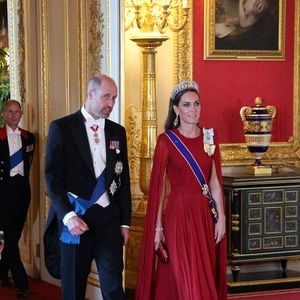 Ce geste spontané a fait sourire les internautes, certains y voyant un écho aux espiègleries bien connues de son fils, le prince Louis. 

Le prince William, prince de Galles (à gauche), et Catherine, princesse de Galles, assistent à un banquet d’État donné en l’honneur du président français au château de Windsor, à l’ouest de Londres, le 8 juillet 2025, lors du premier jour de la visite d’État de trois jours au Royaume-Uni.
— Le président français Emmanuel Macron a entamé sa visite d’État au Royaume-Uni le 8 juillet, une visite de trois jours durant laquelle il s’est exprimé devant le Parlement et a tenté de raviver une relation dite chaleureuse avec le roi Charles III.
© Ludovic Marin / Pool / Bestimage