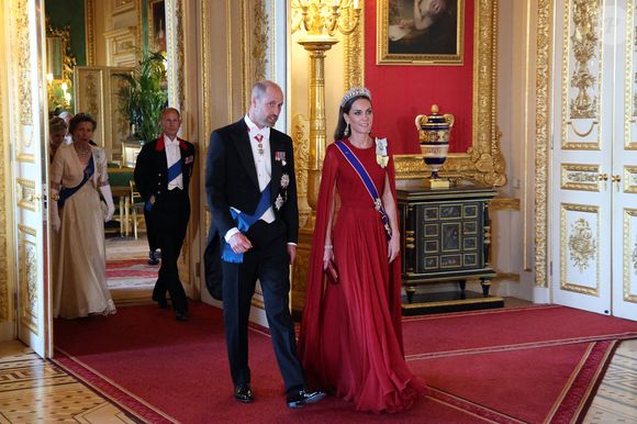 Ce geste spontané a fait sourire les internautes, certains y voyant un écho aux espiègleries bien connues de son fils, le prince Louis. 

Le prince William, prince de Galles (à gauche), et Catherine, princesse de Galles, assistent à un banquet d’État donné en l’honneur du président français au château de Windsor, à l’ouest de Londres, le 8 juillet 2025, lors du premier jour de la visite d’État de trois jours au Royaume-Uni.
— Le président français Emmanuel Macron a entamé sa visite d’État au Royaume-Uni le 8 juillet, une visite de trois jours durant laquelle il s’est exprimé devant le Parlement et a tenté de raviver une relation dite chaleureuse avec le roi Charles III.
© Ludovic Marin / Pool / Bestimage