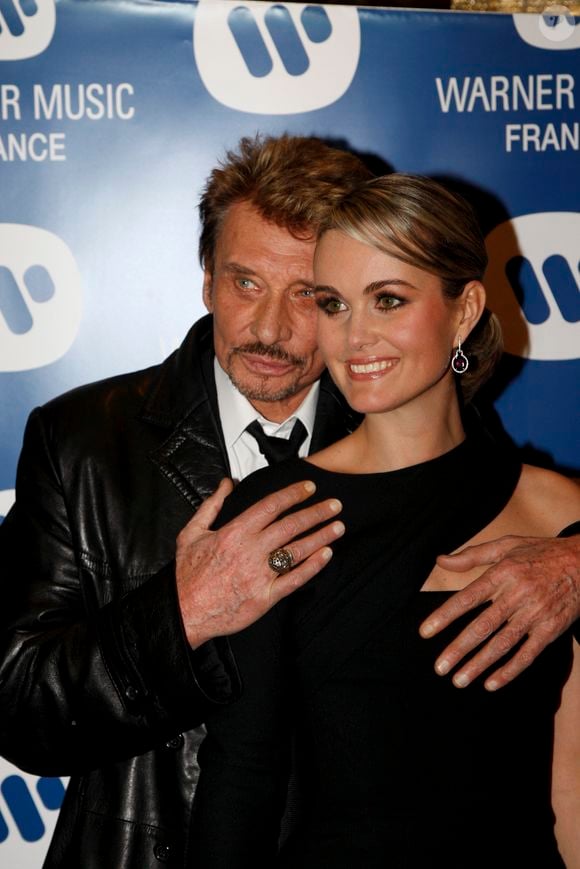 Archives -  En France, à Paris, Johnny Hallyday et sa femme Laeticia lors de la soirée de Noël de Warner Music le 20 décembre 2007.