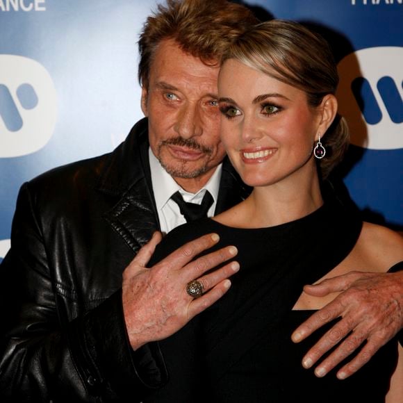 Archives -  En France, à Paris, Johnny Hallyday et sa femme Laeticia lors de la soirée de Noël de Warner Music le 20 décembre 2007.