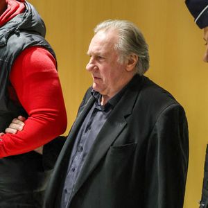 La justice a également ordonné son inscription au fichier des auteurs d'infractions sexuelles.
Gérard Depardieu à son procès pour agressions sexuelles sur deux femmes lors d'un tournage de film en 2021, au tribunal correctionnel de Paris, France, le 27 mars 2025. Depardieu, 76 ans, qui a réalisé plus de 200 films et séries télévisées, a été accusé de comportement inapproprié par une vingtaine de femmes, mais c'est la première affaire à être jugée. Les deux plaignantes - Amélie, 54 ans, décoratrice, et Sarah (nom modifié), 34 ans, assistante réalisatrice - allèguent une agression sexuelle lors du tournage en 2021 de « Les Volets Verts » du réalisateur Jean Becker. © Denis Guignebourg/Bestimage