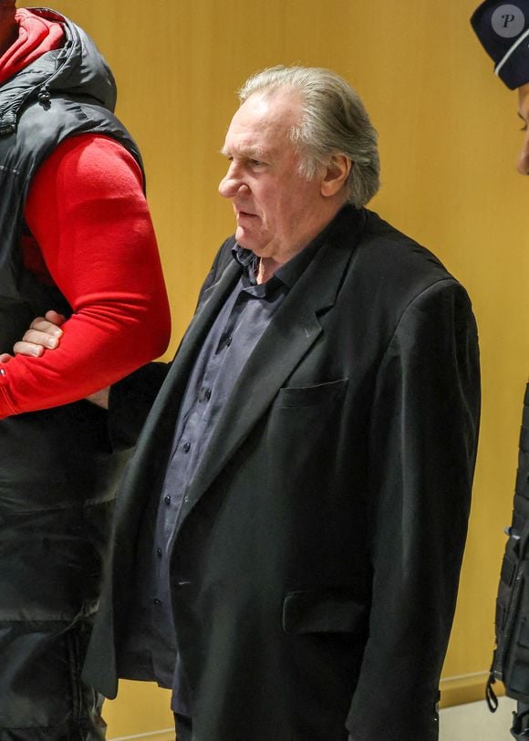 La justice a également ordonné son inscription au fichier des auteurs d'infractions sexuelles.
Gérard Depardieu à son procès pour agressions sexuelles sur deux femmes lors d'un tournage de film en 2021, au tribunal correctionnel de Paris, France, le 27 mars 2025. Depardieu, 76 ans, qui a réalisé plus de 200 films et séries télévisées, a été accusé de comportement inapproprié par une vingtaine de femmes, mais c'est la première affaire à être jugée. Les deux plaignantes - Amélie, 54 ans, décoratrice, et Sarah (nom modifié), 34 ans, assistante réalisatrice - allèguent une agression sexuelle lors du tournage en 2021 de « Les Volets Verts » du réalisateur Jean Becker. © Denis Guignebourg/Bestimage