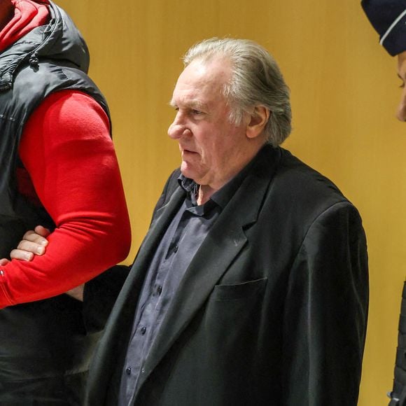 La justice a également ordonné son inscription au fichier des auteurs d'infractions sexuelles.
Gérard Depardieu à son procès pour agressions sexuelles sur deux femmes lors d'un tournage de film en 2021, au tribunal correctionnel de Paris, France, le 27 mars 2025. Depardieu, 76 ans, qui a réalisé plus de 200 films et séries télévisées, a été accusé de comportement inapproprié par une vingtaine de femmes, mais c'est la première affaire à être jugée. Les deux plaignantes - Amélie, 54 ans, décoratrice, et Sarah (nom modifié), 34 ans, assistante réalisatrice - allèguent une agression sexuelle lors du tournage en 2021 de « Les Volets Verts » du réalisateur Jean Becker. © Denis Guignebourg/Bestimage