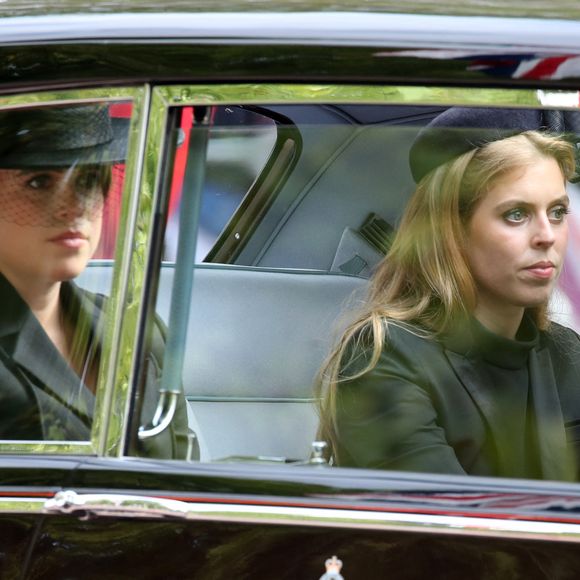 C'est un sacré coup dur pour les filles du prince Andrew.

La princesse Eugenie d’York et la princesse Beatrice d’York - Sorties du service funéraire à l'Abbaye de Westminster pour les funérailles d'Etat de la reine Elizabeth II d'Angleterre, à Londres, Royaume Uni.
©AGENCE / BESTIMAGE
