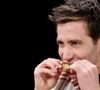 Si vous souhaitez craquer pour un encas avant d'aller au lit, voici les aliments que les experts vous déconseillent vivement. 

Jake Gyllenhaal a une crampe à la jambe alors qu'il mange des ailes de poulet épicées dans l'émission Hot Ones First We Feast / UK Backgrid / Bestimage
