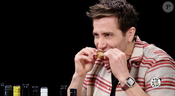 Si vous souhaitez craquer pour un encas avant d'aller au lit, voici les aliments que les experts vous déconseillent vivement. 

Jake Gyllenhaal a une crampe à la jambe alors qu'il mange des ailes de poulet épicées dans l'émission Hot Ones First We Feast / UK Backgrid / Bestimage