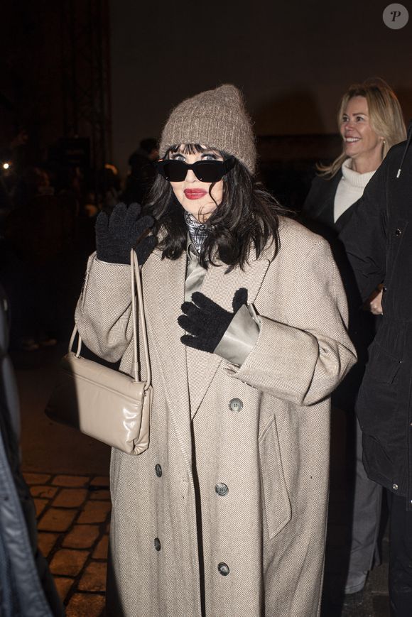 Isabelle Adjani quitte le défilé AMI "Collection Prêt-à-Porter Automne/Hiver 2024-2025" lors de la Fashion Week de Paris (PFW) le 18 janvier 2024.
© Pierre Perusseau / Tiziano Da Silva / Bestimage