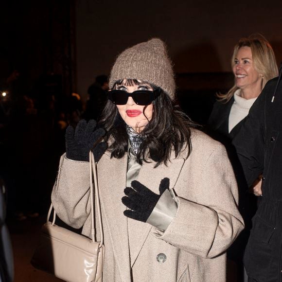 Isabelle Adjani quitte le défilé AMI "Collection Prêt-à-Porter Automne/Hiver 2024-2025" lors de la Fashion Week de Paris (PFW) le 18 janvier 2024.
© Pierre Perusseau / Tiziano Da Silva / Bestimage