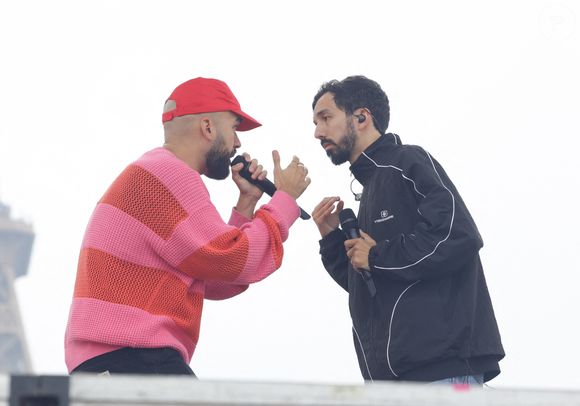 Sur Instagram, Bigflo chambre son frère en repartageant la vidéo. « Mais frère, pourquoi tu roules ? » lance-t-il, hilare.

Bigflo et Oli (Florian et Olivier Ordonnez) lors du concert à l'occasion de l'opération "vacances de OUF, journée des oubliés des vacances" pour les 80 ans du Secours Populaire au Champ-de-Mars à Paris le 20 août 2025.

© Coadic Guirec / Bestimage