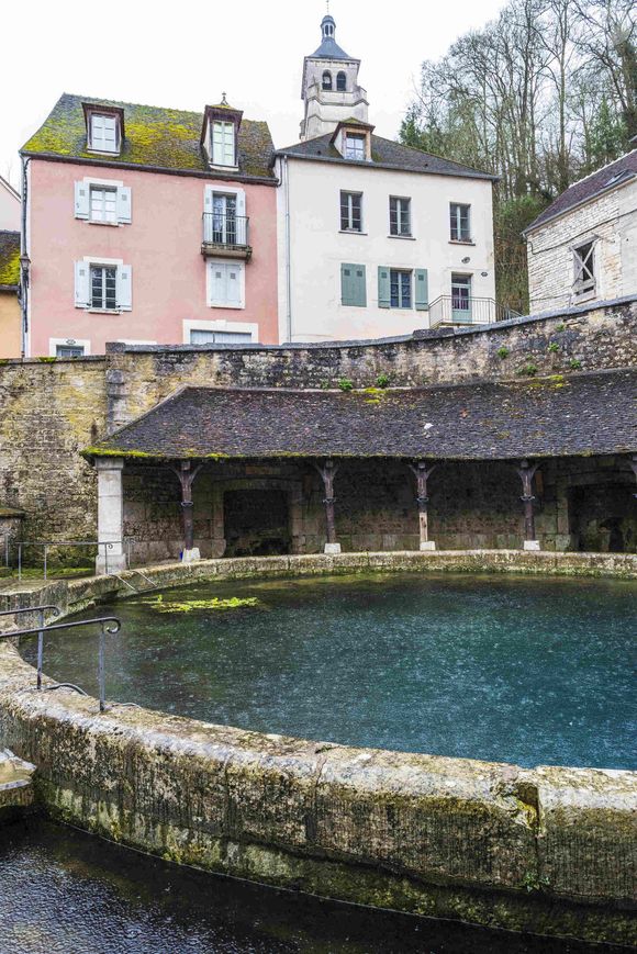 Dans la petite commune de Tonnerre (4000 habitants)

Tonnerre (89) : la fosse Dionne, source d'eau située au centre ville. Un lavoir a ete amenage autour de la source - Photo by Bordier S./ANDBZ/ABACAPRESS.COM