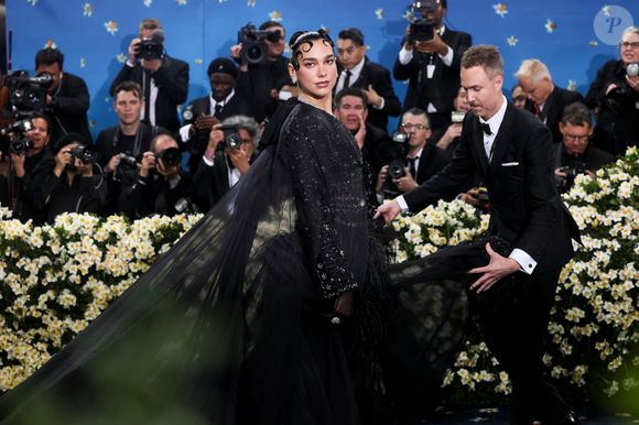 Dua Lipa sur le tapis rouge du gala du Met 2025, le lundi 5 mai 2025 à New York. 

Photo : BFA.com / Backgrid USA / Bestimage


Pictured: Dua Lipa
