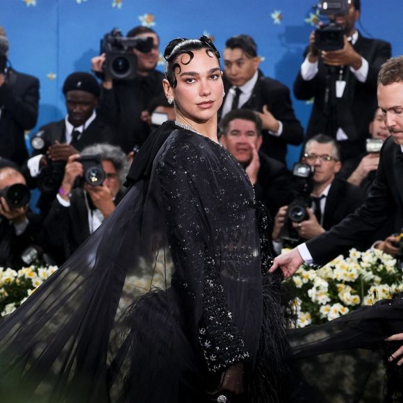 Dua Lipa sur le tapis rouge du gala du Met 2025, le lundi 5 mai 2025 à New York. 

Photo : BFA.com / Backgrid USA / Bestimage


Pictured: Dua Lipa