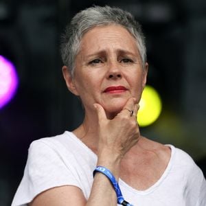 L'actrice française Anouk Grinberg lors d'un rassemblement de protestation contre le parti d'extrême droite français, le Rassemblement national (RN), lancé à l'initiative d'organisations de médias indépendants et co-organisé par des syndicats et des associations de la société civile, place de la République, Paris, France, le 27 juin 2024. © Stéphane Lemouton / Bestimage