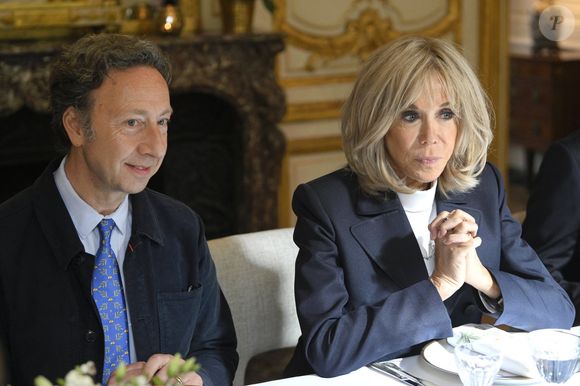 Elle a 71 ans et pourtant Brigitte Macron en fait bien 10 de moins. 

Le journaliste spécialisé dans les royautés Stéphane Bern et la Première dame Brigitte Macron lors déjeuner de travail avec les acteurs français et belges de l'industrie créative et culturelle à l'Hôtel de Ville de Paris, France© Didier Lebrun/Pool/Photonews/Bestimage
