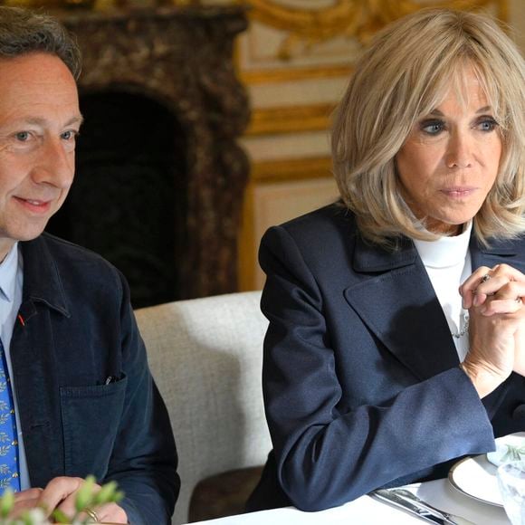 Elle a 71 ans et pourtant Brigitte Macron en fait bien 10 de moins. 

Le journaliste spécialisé dans les royautés Stéphane Bern et la Première dame Brigitte Macron lors déjeuner de travail avec les acteurs français et belges de l'industrie créative et culturelle à l'Hôtel de Ville de Paris, France© Didier Lebrun/Pool/Photonews/Bestimage