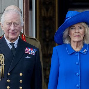 Le roi Charles III d'Angleterre, Camilla Parker Bowles, reine consort d'Angleterre - La famille royale britannique assiste aux célébrations du 80ème anniversaire de la fin de la Seconde guerre mondiale (VE Day) au balcon de Buckingham Palace à Londres, le 5 mai 2025. © GoffPhotos/Bestimage