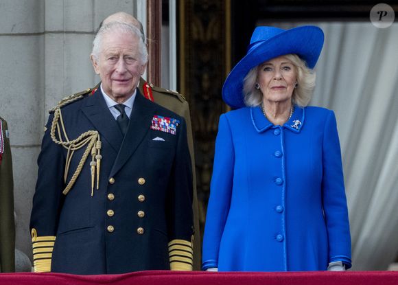 Le roi Charles III d'Angleterre, Camilla Parker Bowles, reine consort d'Angleterre - La famille royale britannique assiste aux célébrations du 80ème anniversaire de la fin de la Seconde guerre mondiale (VE Day) au balcon de Buckingham Palace à Londres, le 5 mai 2025. © GoffPhotos/Bestimage