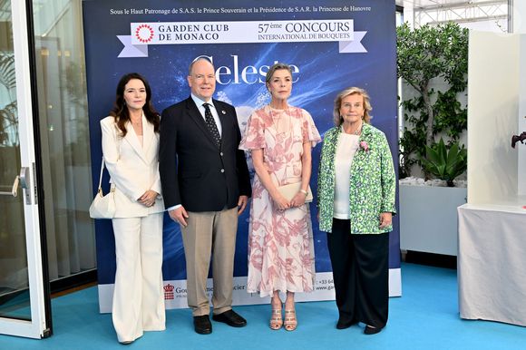 Ensemble, le mari de Charlene et la princesse de Hanovre ont parcouru les allées de l’exposition pour découvrir les créations florales réalisées cette année sur le thème "Céleste".

Le prince Albert II de Monaco, la princesse Caroline de Hanovre et Melanie De Massy guidés par la vice présidente du Garden Club Mme Cécilia Casiraghi ont inauguré le 57ème Concours International de Bouquets à Monaco, le 9 mai 2025. © Bruno Bebert/Bestimage