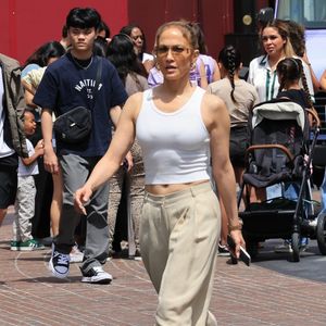 Jennifer Lopez, qui porte toujours son alliance, fait du shopping dans le centre commercial The Grove à West Hollywood. Le 8 Juin 2024 (Backgrid USA / Bestimage).
