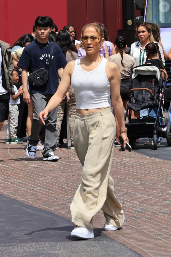Jennifer Lopez, qui porte toujours son alliance, fait du shopping dans le centre commercial The Grove à West Hollywood. Le 8 Juin 2024 (Backgrid USA / Bestimage).