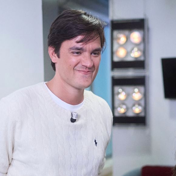 Exclusif - Alain-Fabien Delon avec sa compagne Laura Bensadoun en backstage de de l'émission "C à Vous" à Paris, France, le 18 octobre 2024. © Cyril Moreau/Bestimage