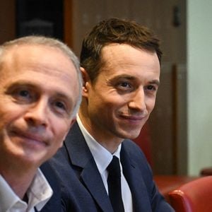 Le présentateur et producteur Hugo Clément arrive pour son audition devant la Commission d'enquête sur la neutralité, le fonctionnement et le financement de l'audiovisuel public à l'Assemblée nationale à Paris le 24 février 2026. Photo by Firas Abdullah/ABACAPRESS.COM