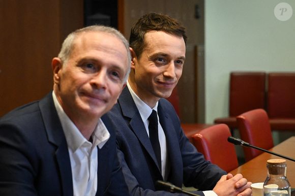Le présentateur et producteur Hugo Clément arrive pour son audition devant la Commission d'enquête sur la neutralité, le fonctionnement et le financement de l'audiovisuel public à l'Assemblée nationale à Paris le 24 février 2026. Photo by Firas Abdullah/ABACAPRESS.COM