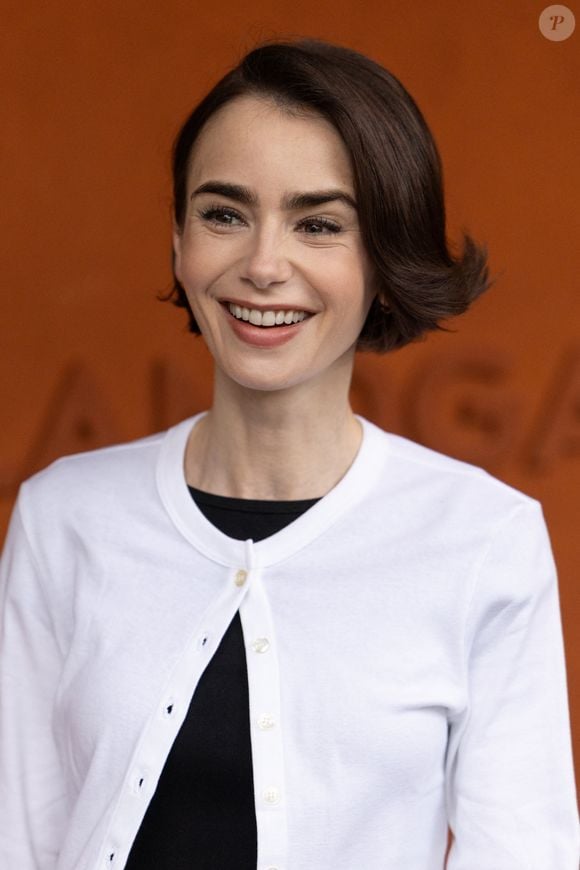 Lily Collins au photocall du village lors des Internationaux de France de Tennis de Roland Garros 2026, à Paris, France, le 1er juin 2026. © Jacovides-Moreau/Bestimage
